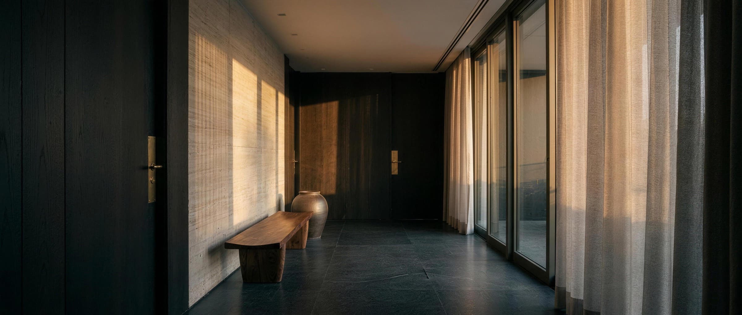 Interior do escritório da SCTRA ao entardecer